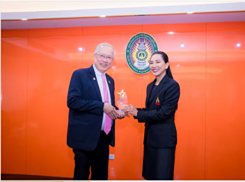 รางวัล EXCELLENCE IN ACADEMIC SERVICES
REVENUE และ รางวัล รางวัล EXCELLENCE IN
PUBLIC RELATIONS